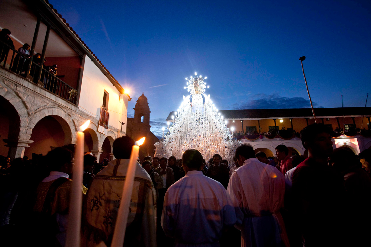 Procesión del Cristo Resucitado durante la Semana Santa en Ayacucho ©Gihan Tubbeh