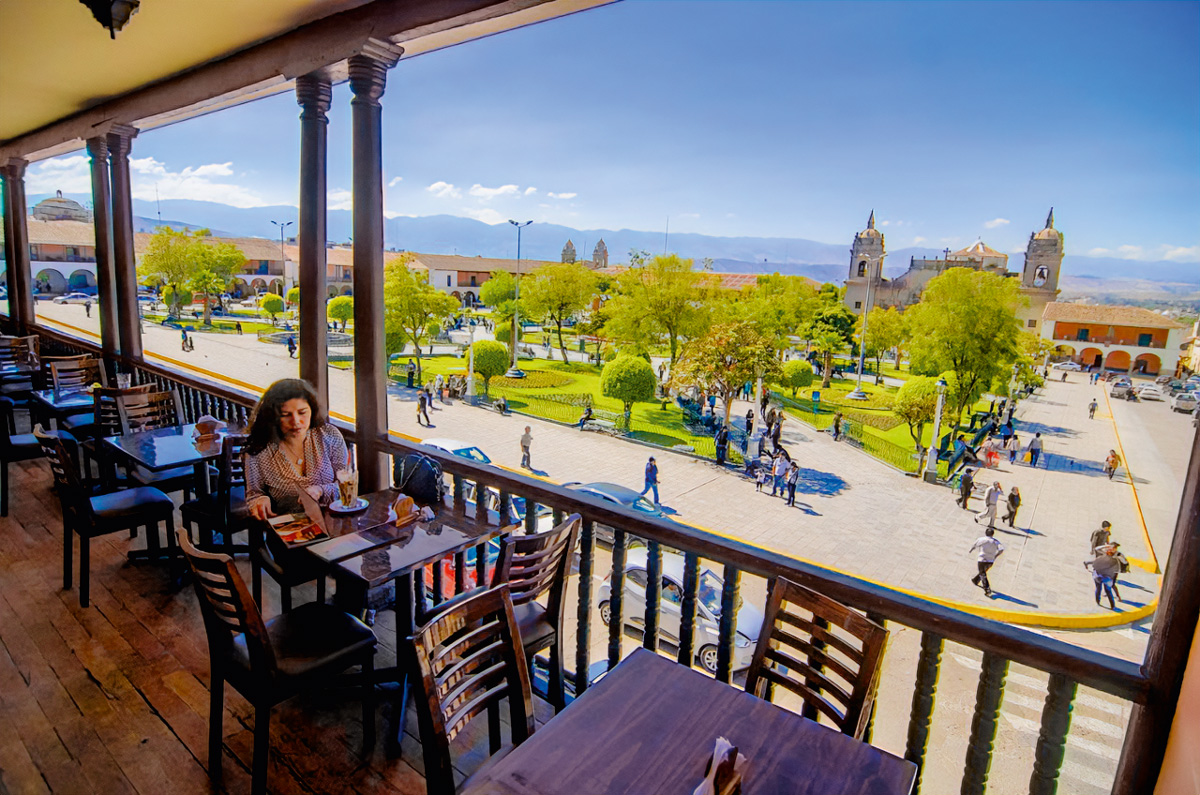 Café Via Via en la Plaza Mayor de Huamanga