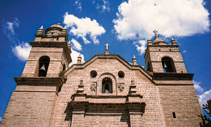 Fachada de la iglesia San Juan de Dios Altar mayor de La Merced ©Wilfredo Loayza